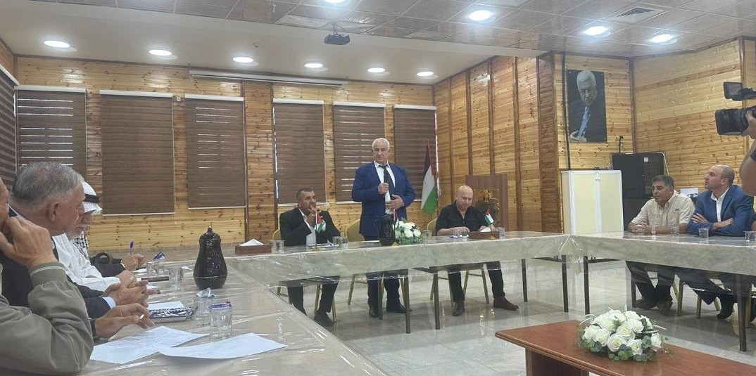 وزير الداخلية يعقد اجتماعات أمنية وعشائرية في الخليل