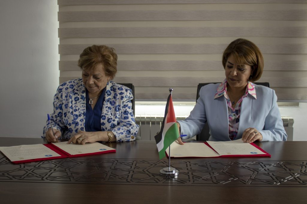 توقيع مذكرة تفاهم لتعزيز التعاون في مجال حماية البيئة وتمكين المرأة الفلسطينية 