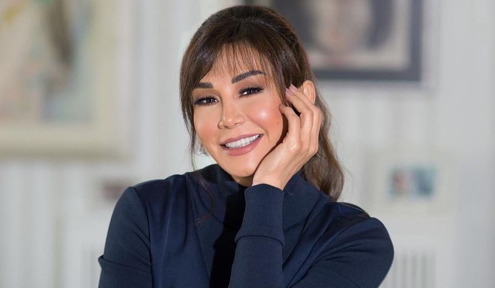 لحظة تعثر كاريس بشار اثناء تكريمها في مهرجان الفضائيات العربية