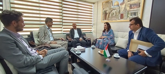 أبو هولي يبحث أوضاع المخيمات وأزمة الأونروا المالية مع ممثل ألمانيا