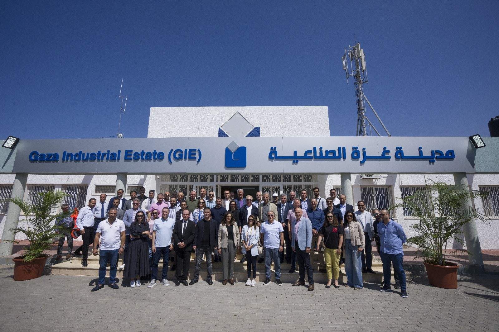 شاهد: وفد اقتصادي كبير من الضفة الغربية يزور مدينة غزة الصناعية