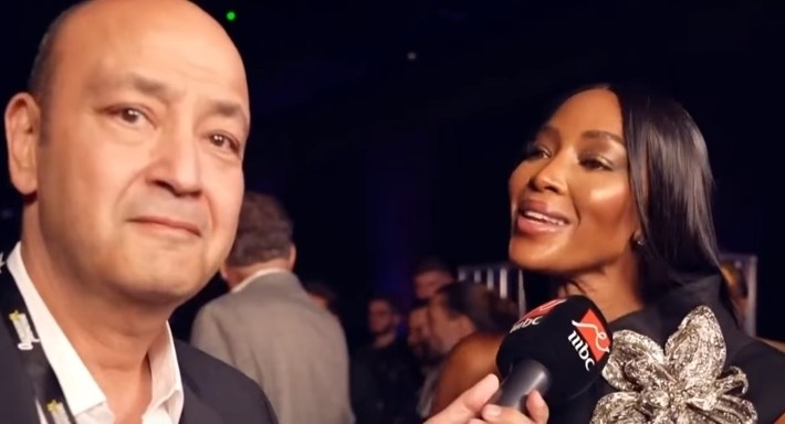 "يمكنك أن تجرب".. ناعومي كامبل تشجع عمرو أديب على اقتحام مجال عارضي الأزياء