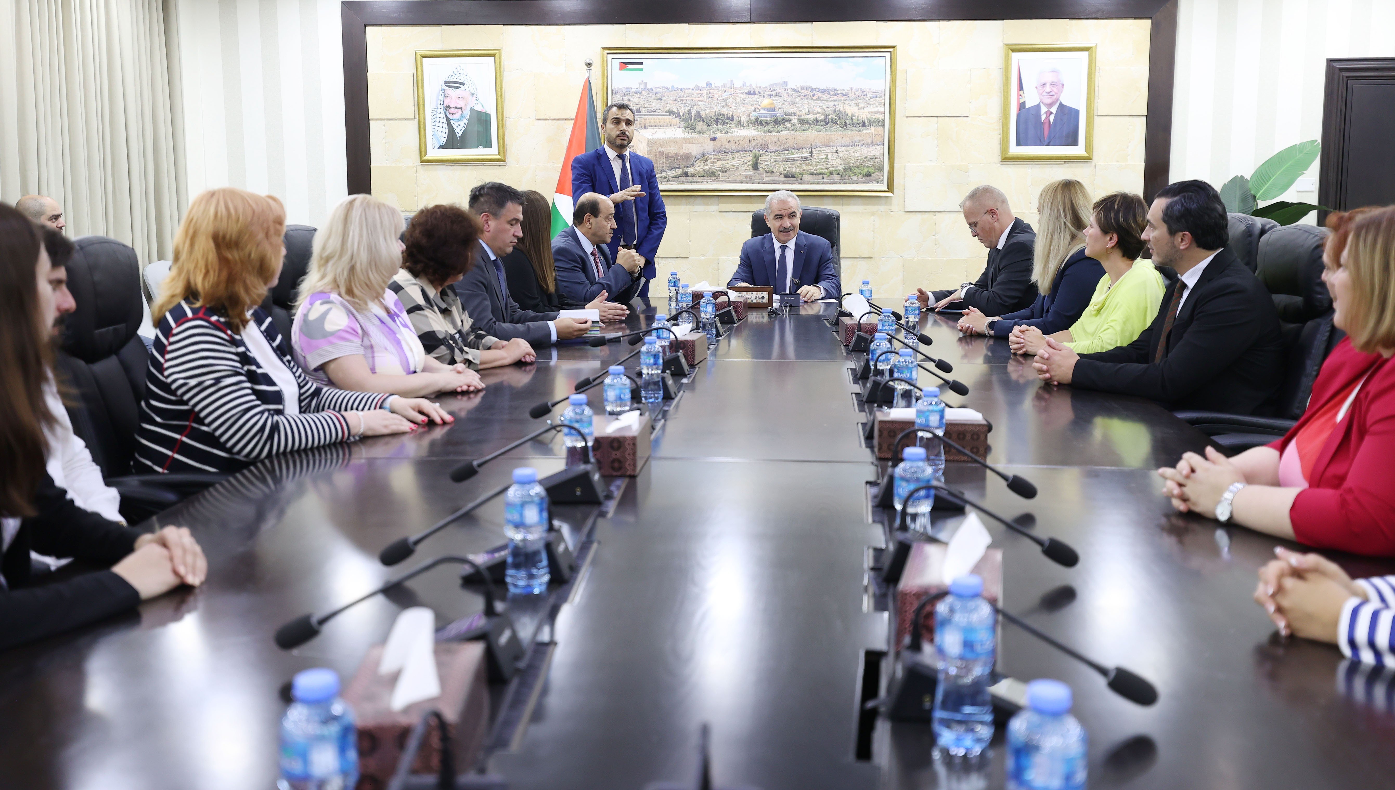 اشتية يستقبل المشاركين في البرنامج التدريبي الخاص بدول شرق ووسط أوروبا في الإدارة والقيادة