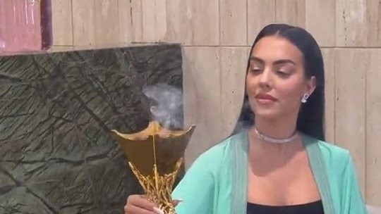 جورجينا رودريغز تحتفل باليوم الوطني السعودي على طريقتها