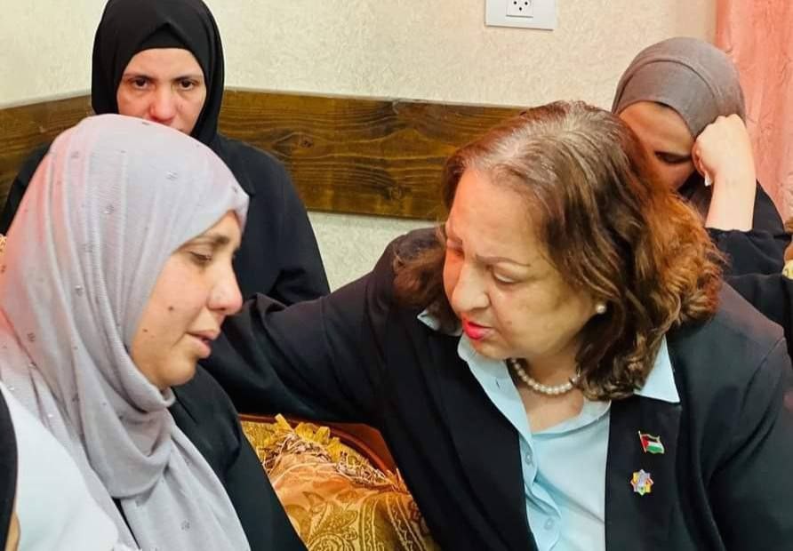 ‫ وزيرة الصحة تتفقد آثار الدمار الناتج عن عدوان الاحتلال على مخيم نور شمس