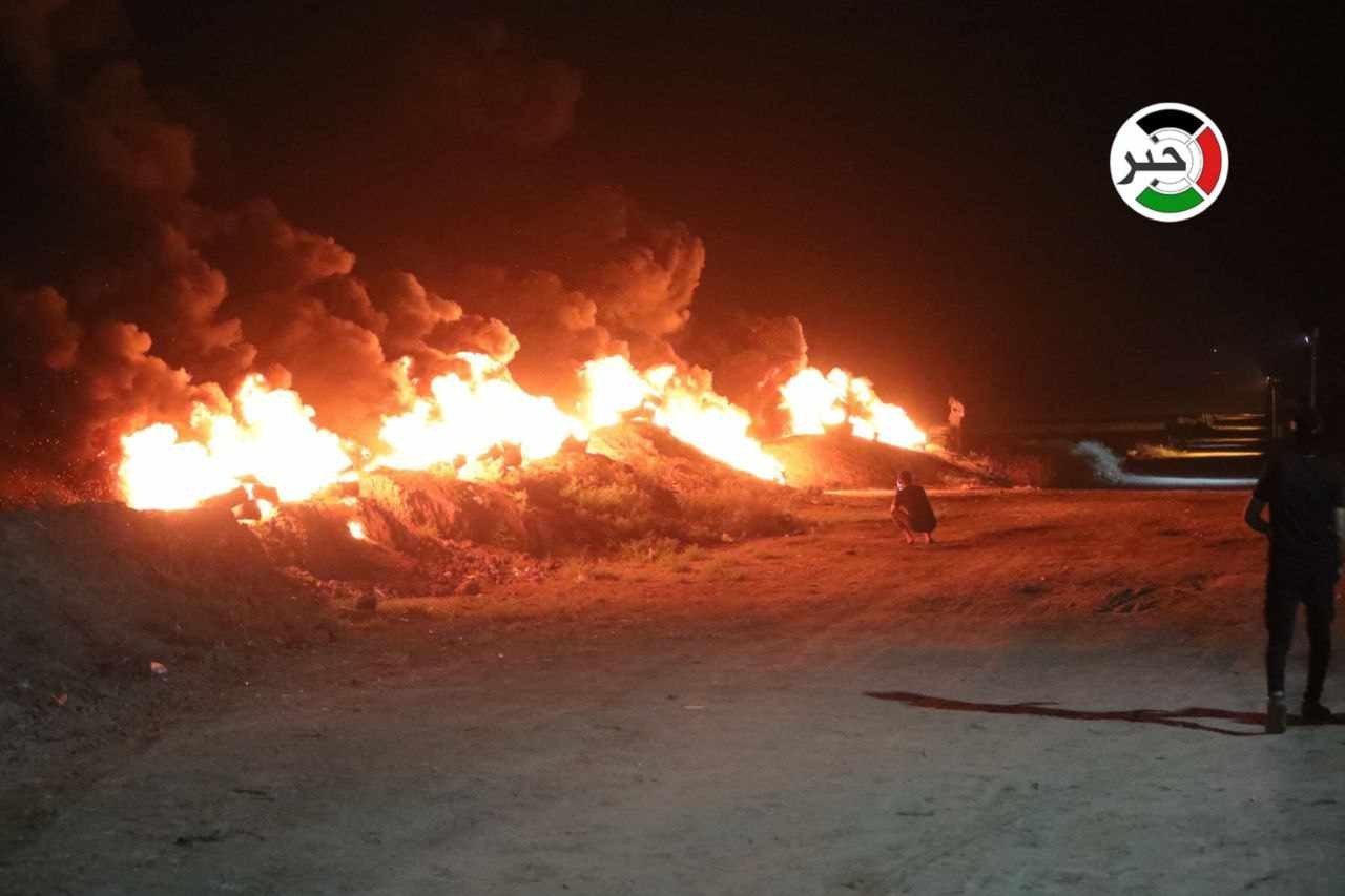بالفيديو والصور: إشعال الإطارات عند حدود غزة الشرقية احتجاجًا على أوضاع الأسرى