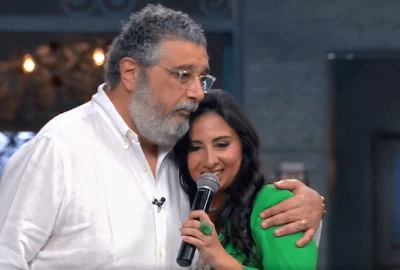 ماجد الكدواني يبكي على الهواء بعد مفاجأة غناء ابنته في صاحبة السعادة