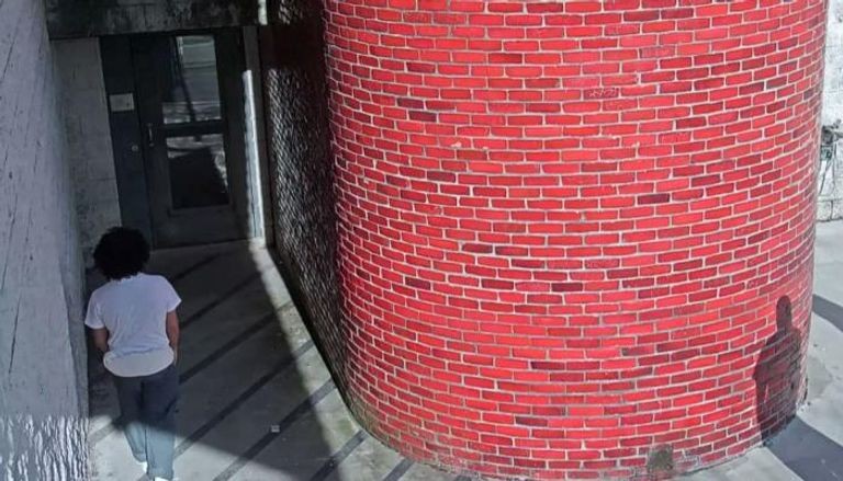 سفاح أمريكا يهرب من السجن بطريقة "الزحف على الجدار".