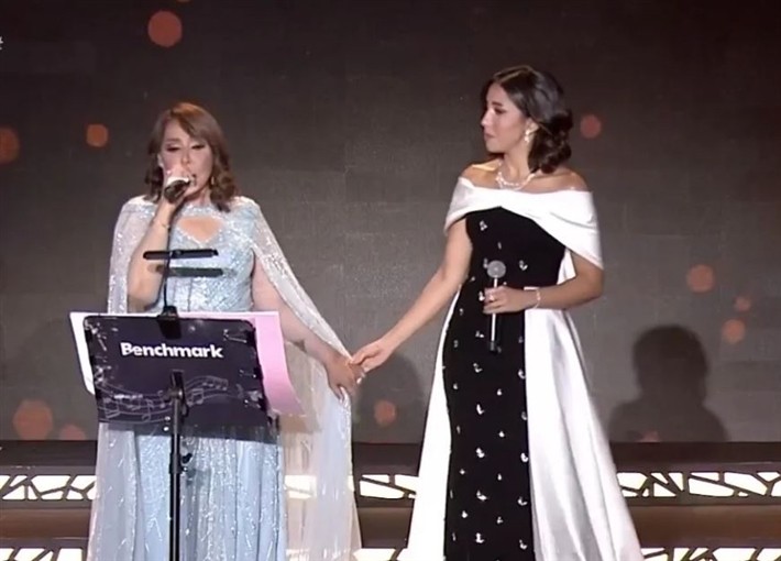 ابنة عفاف راضي تشارك والدتها الغناء في حفل ليلة من الزمن الجميل