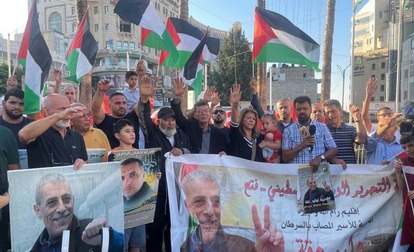 وقفة إسناد للأسرى المرضى وسط بلدة دورا جنوب الخليل 