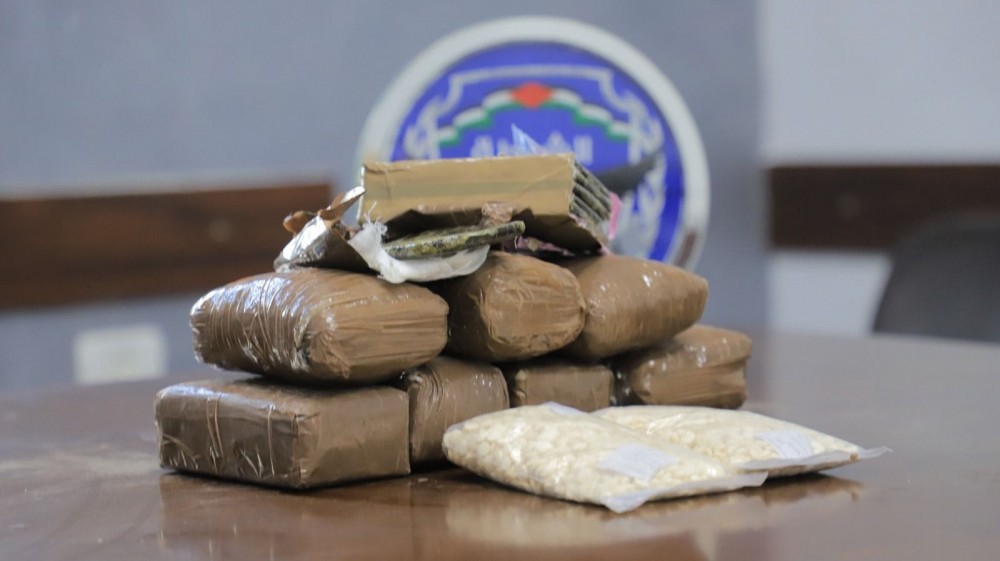 بالصور: إحباط محاولة تهريب كمية من الحشيش والحبوب المخدرة إلى قطاع غزة