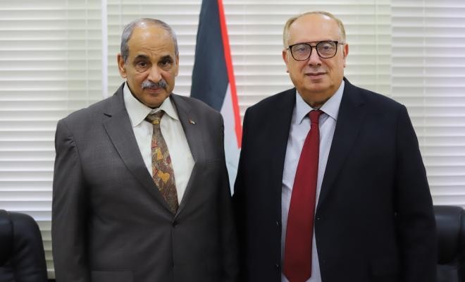 أبو مويس يبحث مع زيارة احتياجات وزارتي التربية والتعليم العالي من المشاريع التطويرية 