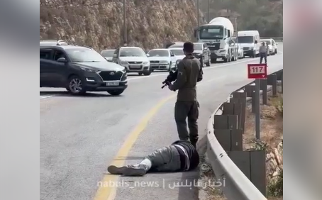 بالفيديو: الاحتلال يعتدي على شاب فلسطيني شمال رام الله