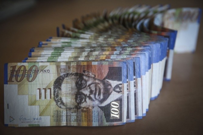 المحكمة المركزية الإسرائيلية تأمر بحجز 20 مليون شيقل من أموال المقاصة