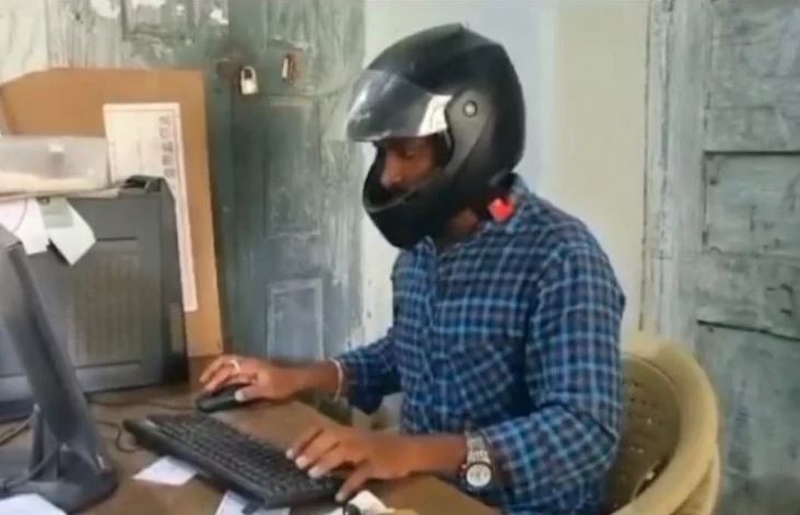 موظفو مصلحة حكومية بالهند يرتدون خوذات دراجات نارية داخل مكاتبهم!