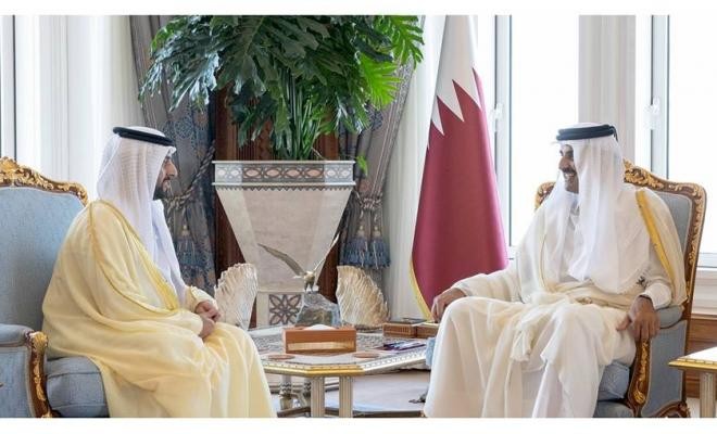 أول سفير إماراتي يقدم أوراق اعتماده لأمير قطر