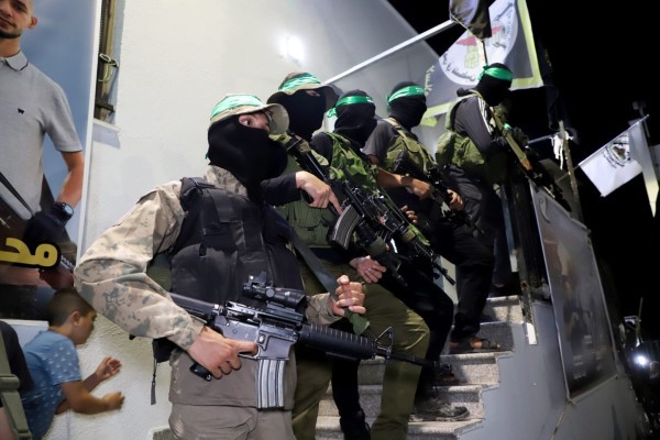 بالصور: كتائب القسام بالضفة تُنظم عرضًا عسكريًا في مخيم جنين