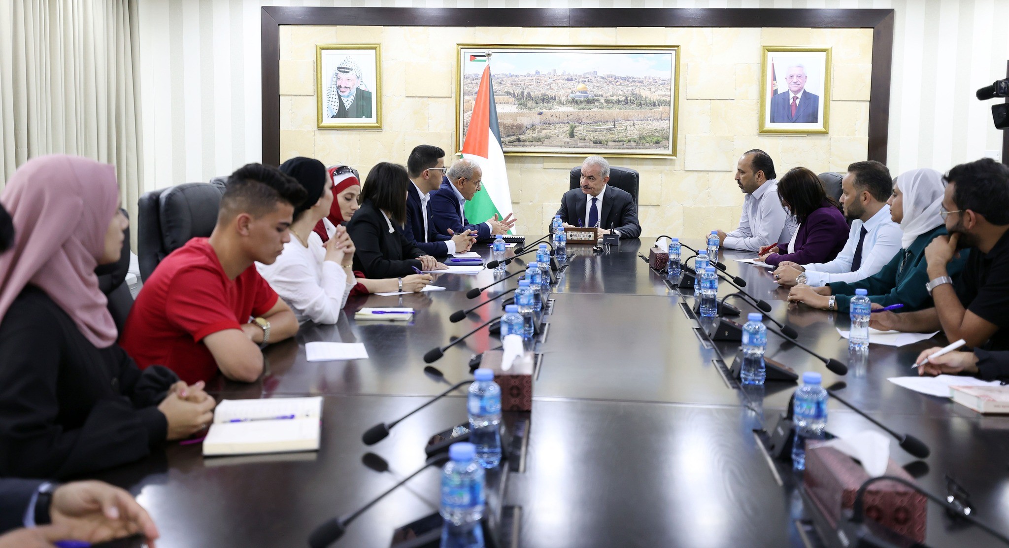 اشتية يستقبل وفدًا من تكتل الشباب الفلسطيني لدعم الحق والعدالة في الخدمات العامة 