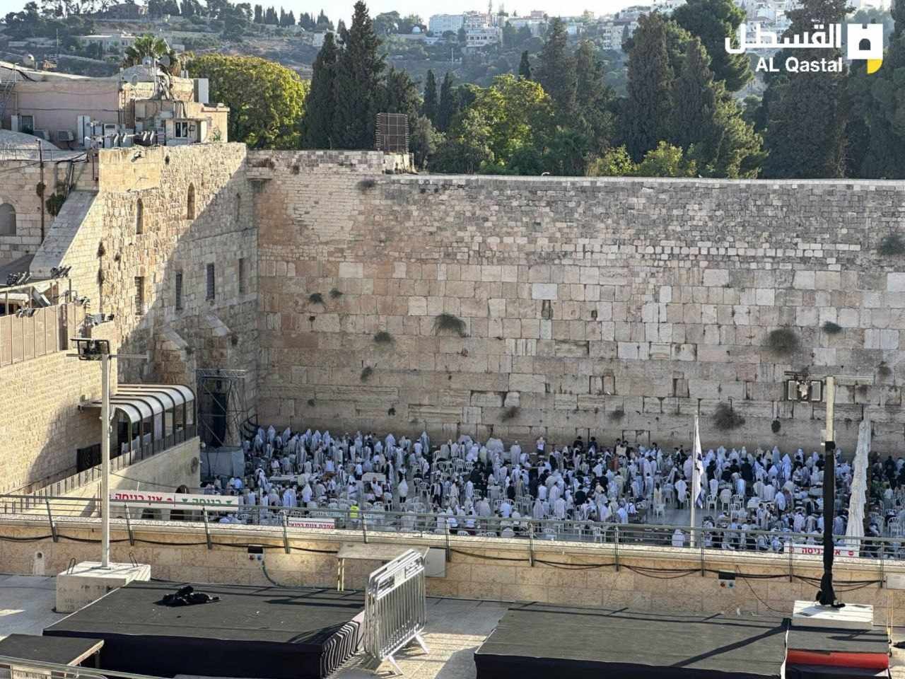 مستوطنون متطرفون يؤدون طقوسًا تلمودية في البلدة القديمة بالقدس المحتلة