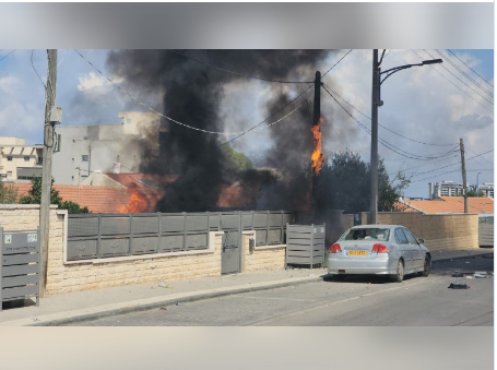صورة : إعلام إسرائيلي: إصابة مباشرة لمنزل في سديروت بصاروخ أطلق من غزة