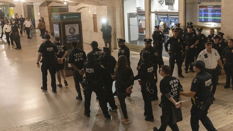 نيويورك.. اعتقال المئات من المحتجين على القصف الإسرائيلي لقطاع غزة