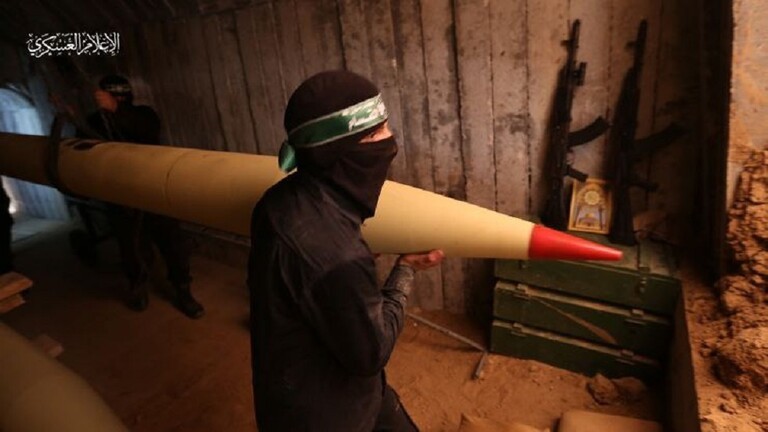 "القسام" تعلن توجيه ضربة صاروخية نحو قاعدة "زيكيم" في عسقلان