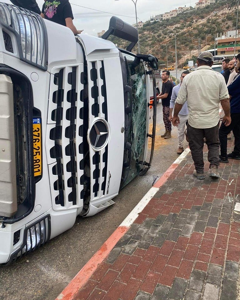 بالصور: انقلاب شاحنة في طولكرم جراء  الأمطار  الغزيرة