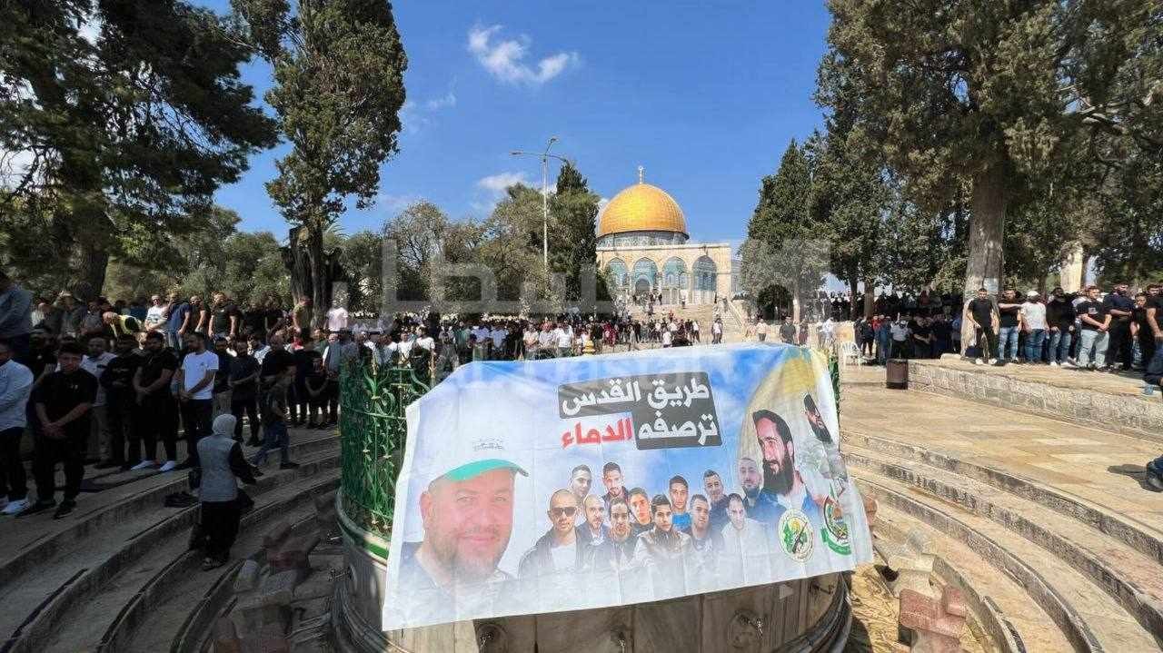 حوالي 50 ألف مُصلٍ يؤدون صلاة الجمعة في باحات المسجد الأقصى المبارك