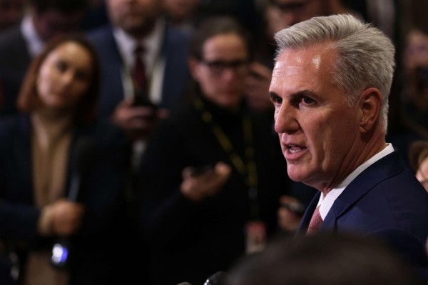 ومكارثي يُعقب على القرار