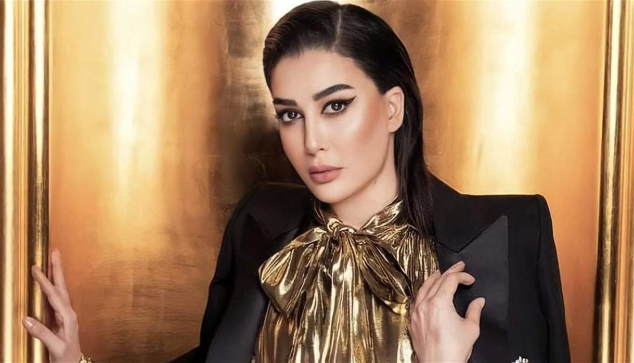 غادة عبدالرازق تخلع حذاءها وتسير في شوارع باريس