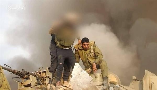 كتائب القسام تنشر صورة وبيانات جندي أسير قتل جراء القصف الإسرائيلي على غزة