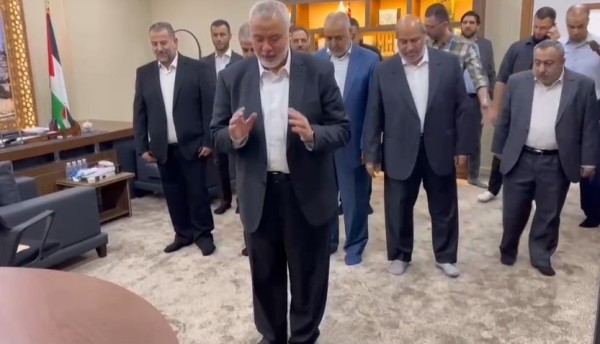 قادة حركة حماس يسجدون "سجدة الشكر" في قطر