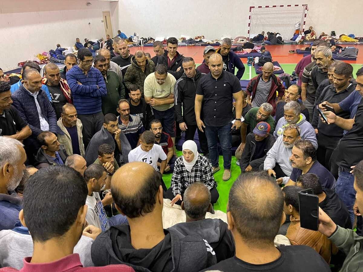 إسرائيل تلغي تصاريح عمال غزة وتحتجز المئات منهم في معسكر بالضفة