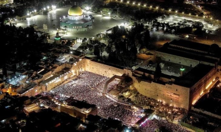 هارتس :  في “حادثة الصلاة”: ما يمارس في الضفة الغربية ينتقل إلى تل أبيب.. نحو “التوراتية الكبرى