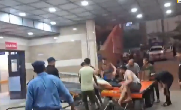 غزيون ينقلون مصابيهم على عربات خاصة بسبب انقطاع الاتصالات