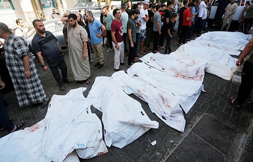 تشييع 400 شهيد.. جثامين في ساحات المشافي والدفن في قبور جماعية