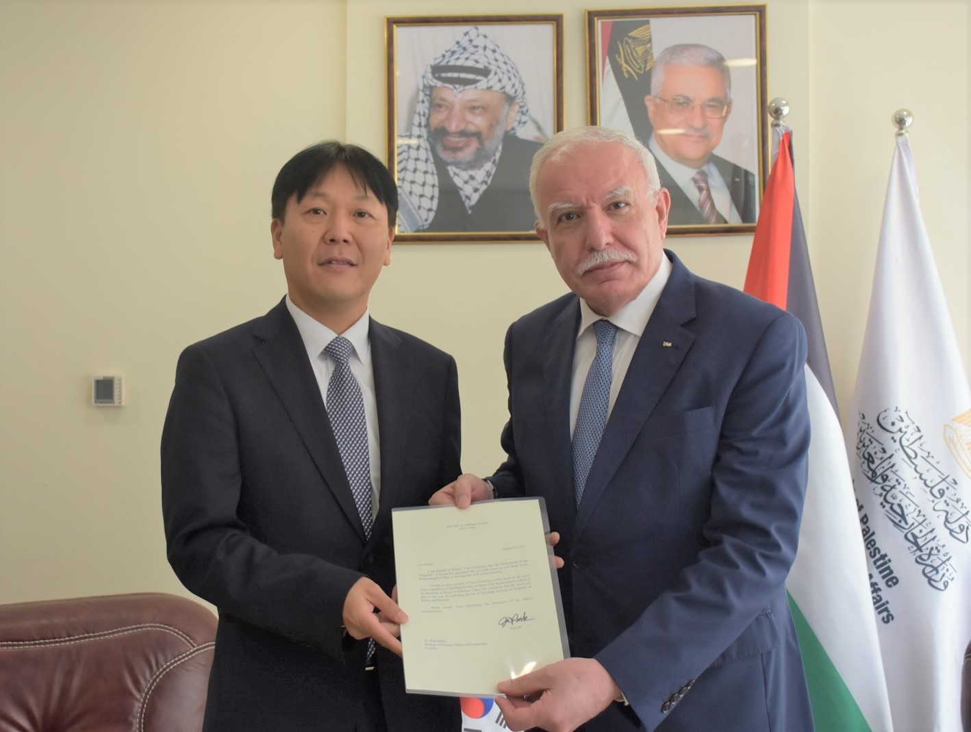 المالكي يتسلم نسخة من أوراق اعتماد ممثل جمهورية كوريا الجديد