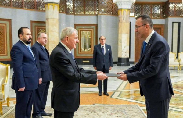 السفير أحمد الرويضي يقدم أوراق اعتماده للرئيس العراقي