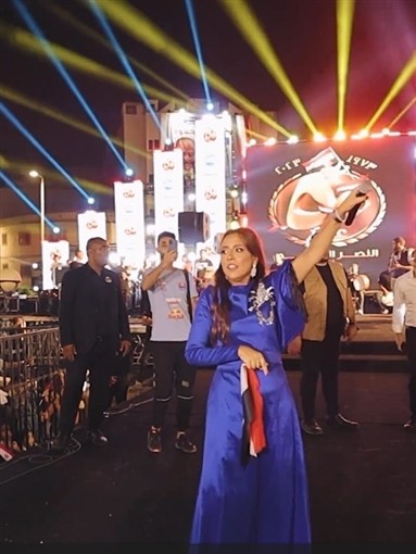 مي كساب تغني "يا أغلى اسم في الوجود" في حفلها بالعريش