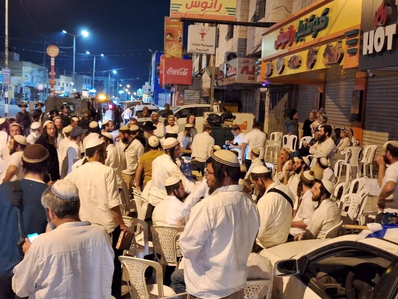 عشرات المستوطنين يعتدون على أهالي بلدة حوارة بحماية الجيش