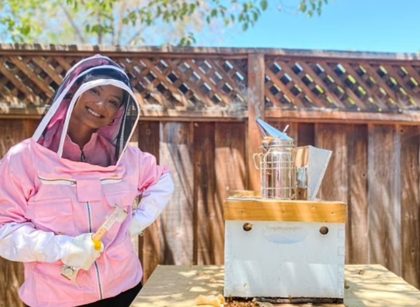 أمريكية تعرض نفسها للسعات النحل لأكثر من عامين بغرض الشفاء وخبراء يحذرون