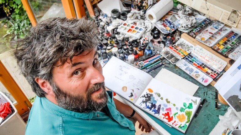 عمل في الصحيفة لأكثر من 40 عاما.. "الغارديان" تقيل رسام كاريكاتير بسبب "غزة على بطن نتنياهو"