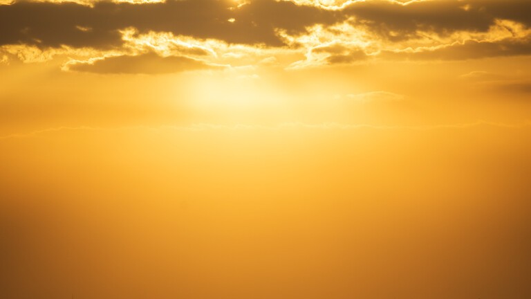 الجيش الإسرائيلي يطلق قنابل مضيئة في سماء زيكيم بعد إنذار تسلل من بحر غزة