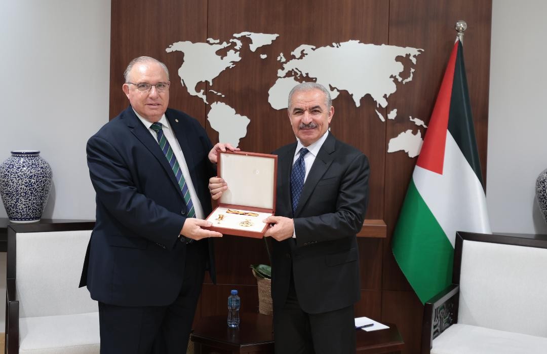 اشتية يقلد سفير جمهورية الأوروغواي "نجمة الصداقة"