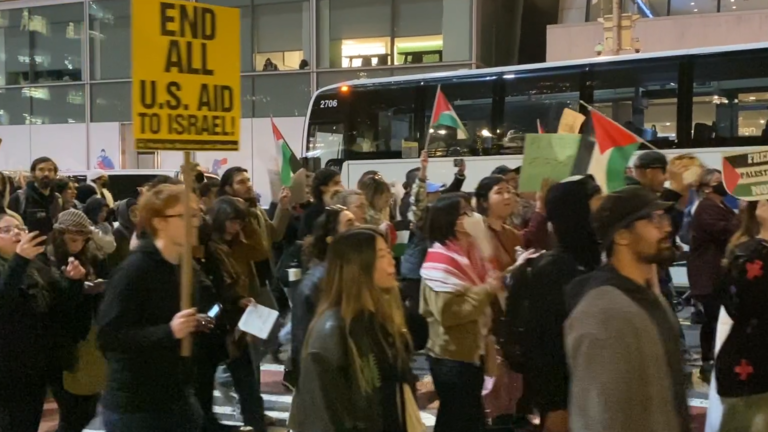 اقتحام مكتب صحيفة "نيويورك تايمز" خلال مسيرة حاشدة بنيويورك للمطالبة بوقف الحرب في غزة