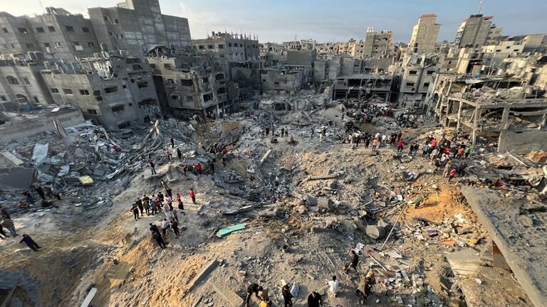 انتشال 35 شهيدا من تحت ركام منازل قصفتها إسرائيل بمحيط مسجد وسط مخيم جباليا