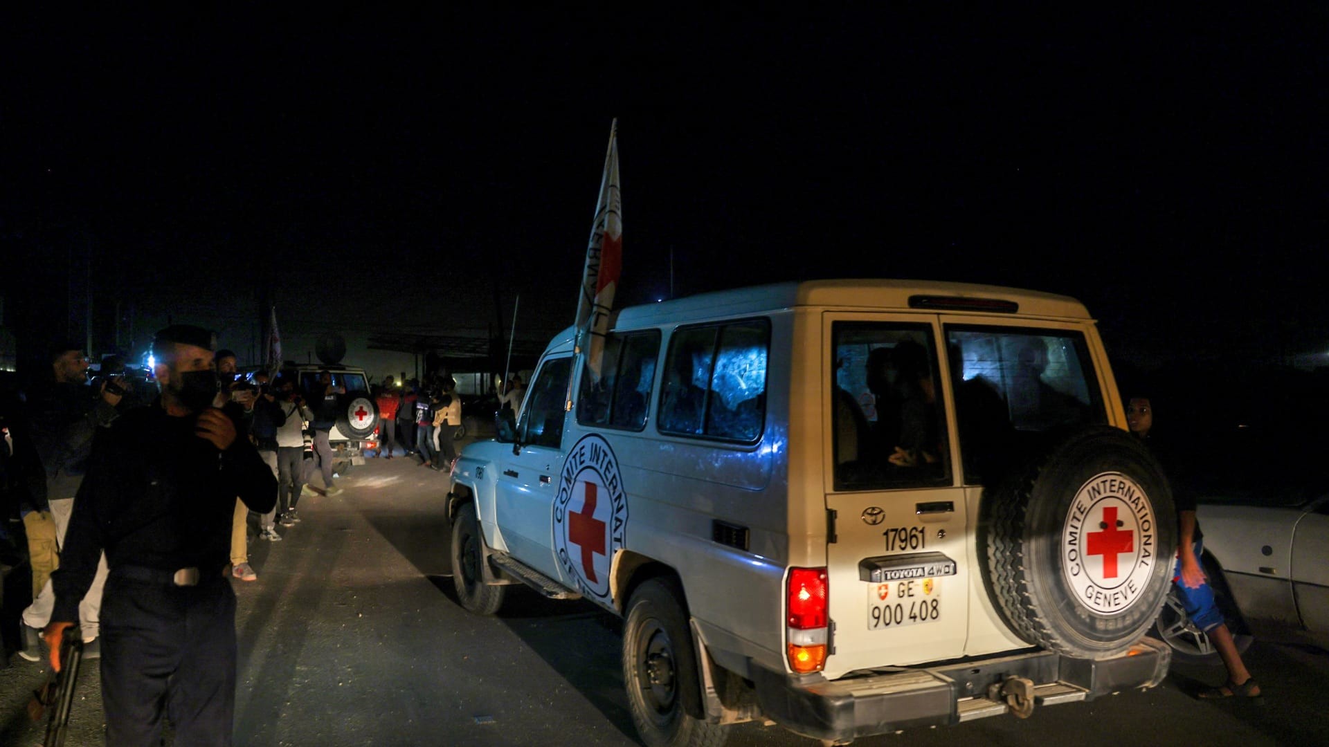 بدء تسليم كتائب القسام للدفعة الرابعة من المحتجزين لديها إلى الصليب الأحمر