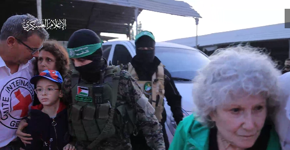 بالفيديو.. كتائب القسام تنشر فيديو للحظة تسليم مقاتليها الأسرى الإسرائيليين