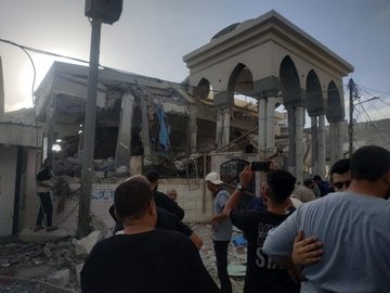 غارة إسرائيلية على مسجد خالد بن الوليد في مخيم خان يونس