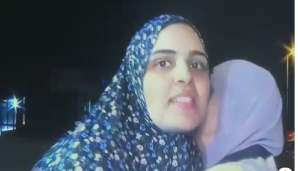 وصول حافلات الأسرى الفلسطينيين المحررين من سجن عوفر إلى بلدية بيتونيا بالضفة الغربية